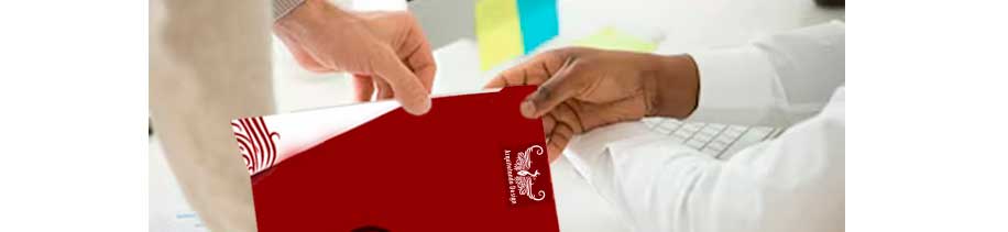 Créer des enveloppes de sac personnalisées comme identité de marque est un excellent moyen de transmettre le professionnalisme et la cohérence dans vos communications commerciales